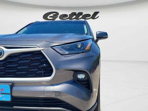 Used 2022 Toyota Highlander XLE AWD/4WD image 9