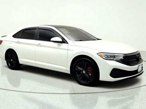 Used 2022 Volkswagen Jetta SE w/ Panoramic Sunroof Package FWD image 3