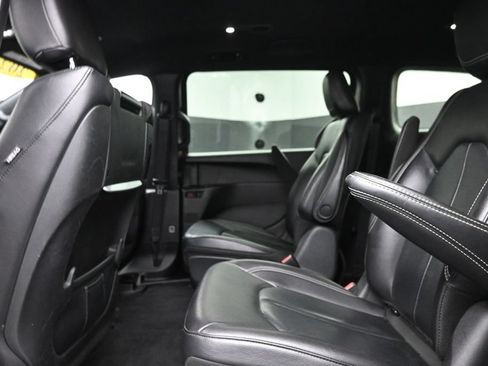 Used 2022 Chrysler Pacifica Touring-L w/ Uconnect Theater Family Group FWD image 15