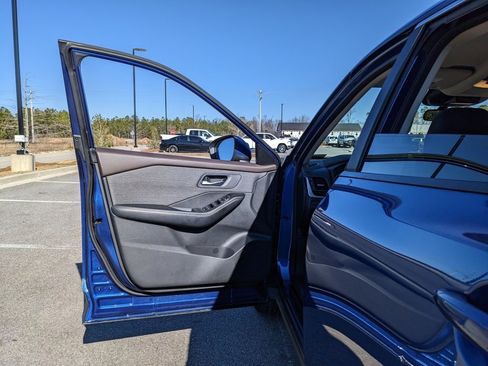 Used 2023 Nissan Rogue SV image 50