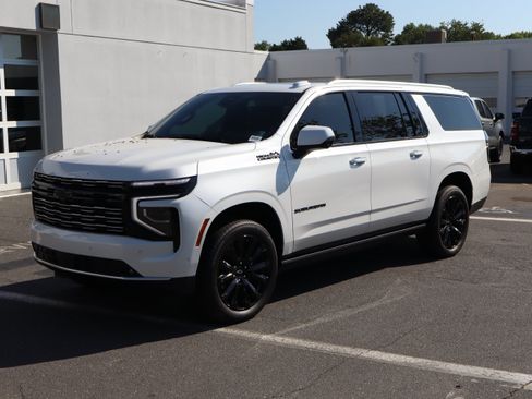 Used 2025 Chevrolet Suburban High Country AWD/4WD image 5