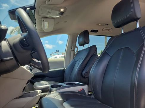 Used 2023 Chrysler Pacifica Touring-L FWD image 18