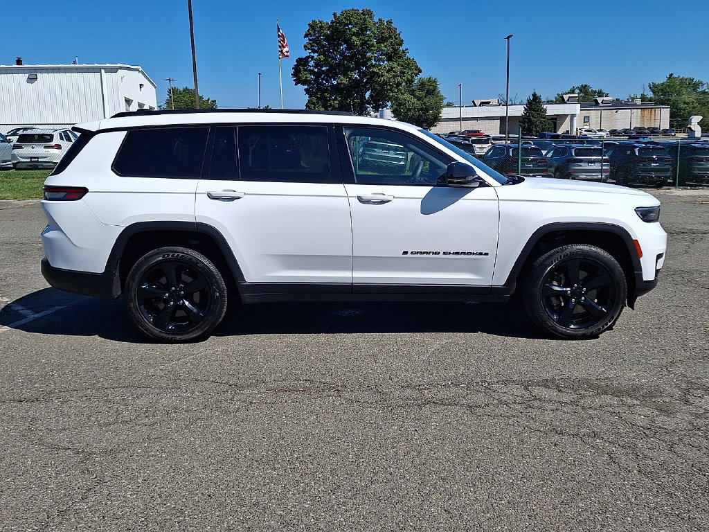 Used 2023 Jeep Grand Cherokee L Laredo AWD/4WD image 10