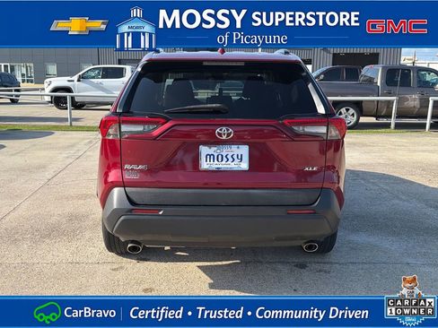 Used 2021 Toyota RAV4 XLE w/ Convenience Package FWD image 5