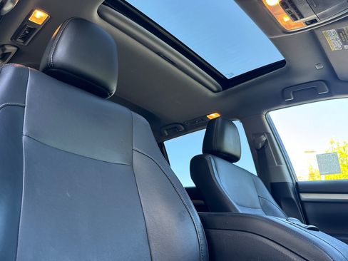 Used 2019 Toyota Highlander XLE w/ Carpet Mat Package (TMS) AWD/4WD image 26