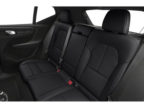 Used 2020 Volvo XC40 T4 Momentum image 11