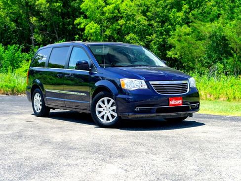 Used 2015 Chrysler Town & Country Touring FWD image 1