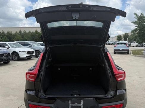 Used 2025 Volvo XC40 B5 Core AWD/4WD image 7