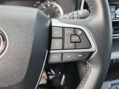 Used 2023 Toyota Highlander LE AWD/4WD image 36