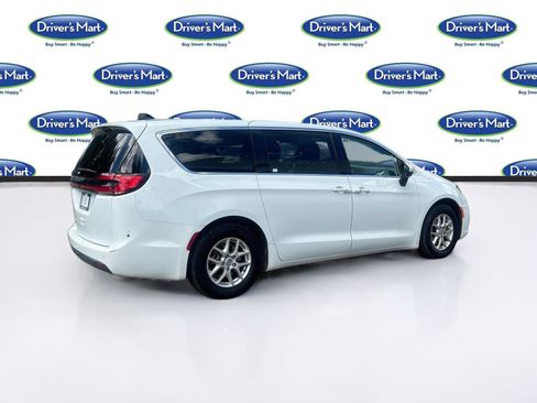 Used 2023 Chrysler Pacifica Touring-L FWD image 7