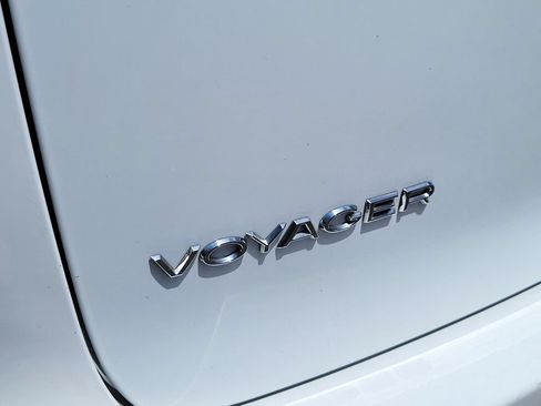 Used 2023 Chrysler Voyager LX FWD image 9