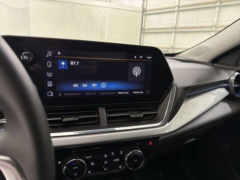 Used 2025 Chevrolet Trax LT w/ LT Convenience Package image 22