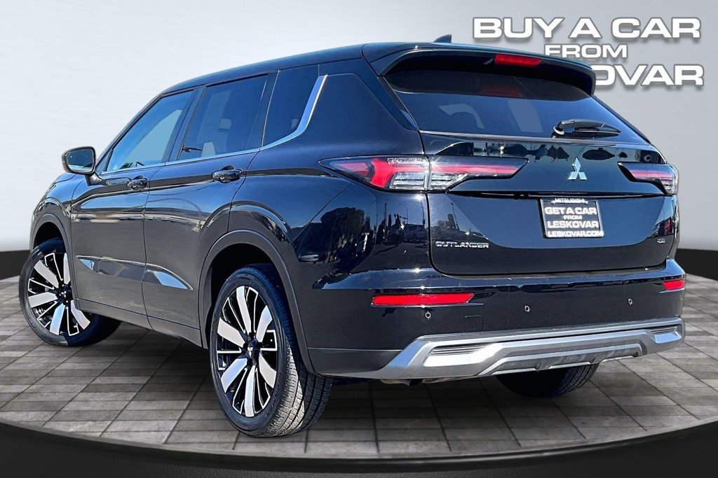 Used 2025 Mitsubishi Outlander SE AWD/4WD image 2