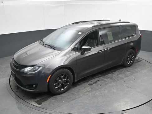 Used 2020 Chrysler Pacifica Touring-L Plus FWD image 28