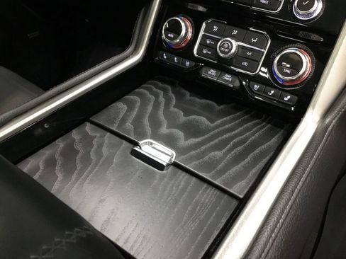 Used 2022 GMC Yukon XL Denali w/ Denali Premium Package AWD/4WD image 29