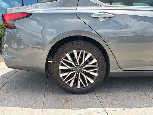 Used 2025 Nissan Altima 2.5 SV FWD image 14