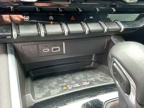 Used 2025 Chevrolet Colorado Z71 AWD/4WD image 16
