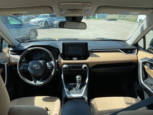 Used 2020 Toyota RAV4 LE FWD image 28