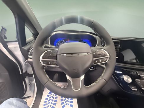 New 2027 Chrysler Pacifica Select FWD image 14