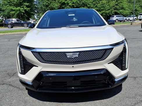 New 2027 Cadillac Optiq Luxury w/ LPO, Floor Liner Package AWD/4WD image 8