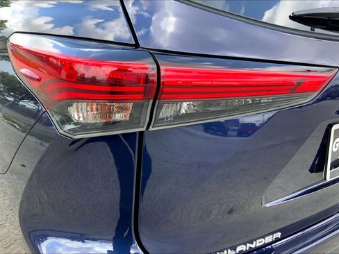 Used 2021 Toyota Highlander L image 28