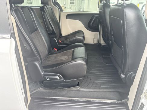 Used 2019 Dodge Grand Caravan SXT image 14