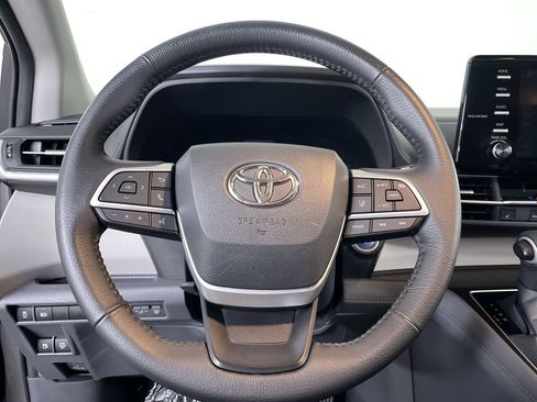 Used 2022 Toyota Sienna XLE FWD image 14
