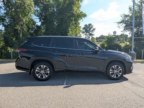 Used 2024 Toyota Highlander XLE AWD/4WD image 2