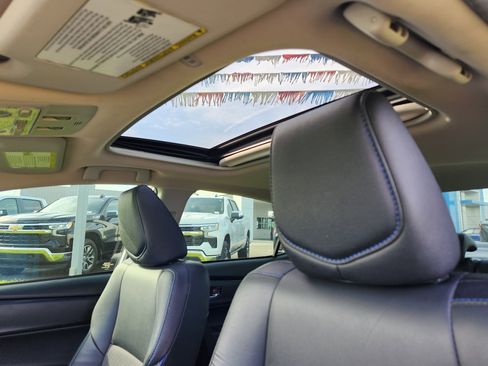 Used 2017 Toyota Corolla SE w/ SE Premium Package FWD image 25