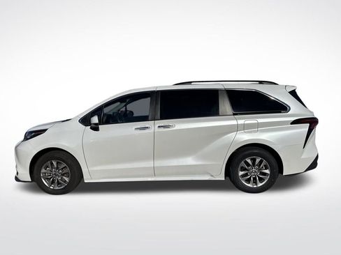 Used 2023 Toyota Sienna XLE image 3