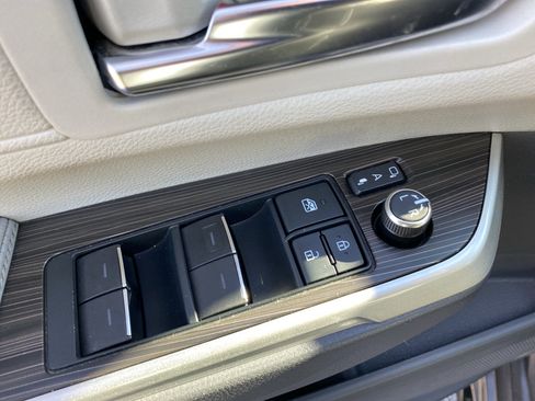 Used 2021 Toyota Sienna Limited image 29