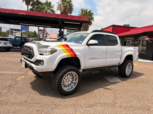 Used 2019 Toyota Tacoma SR5 RWD image 2
