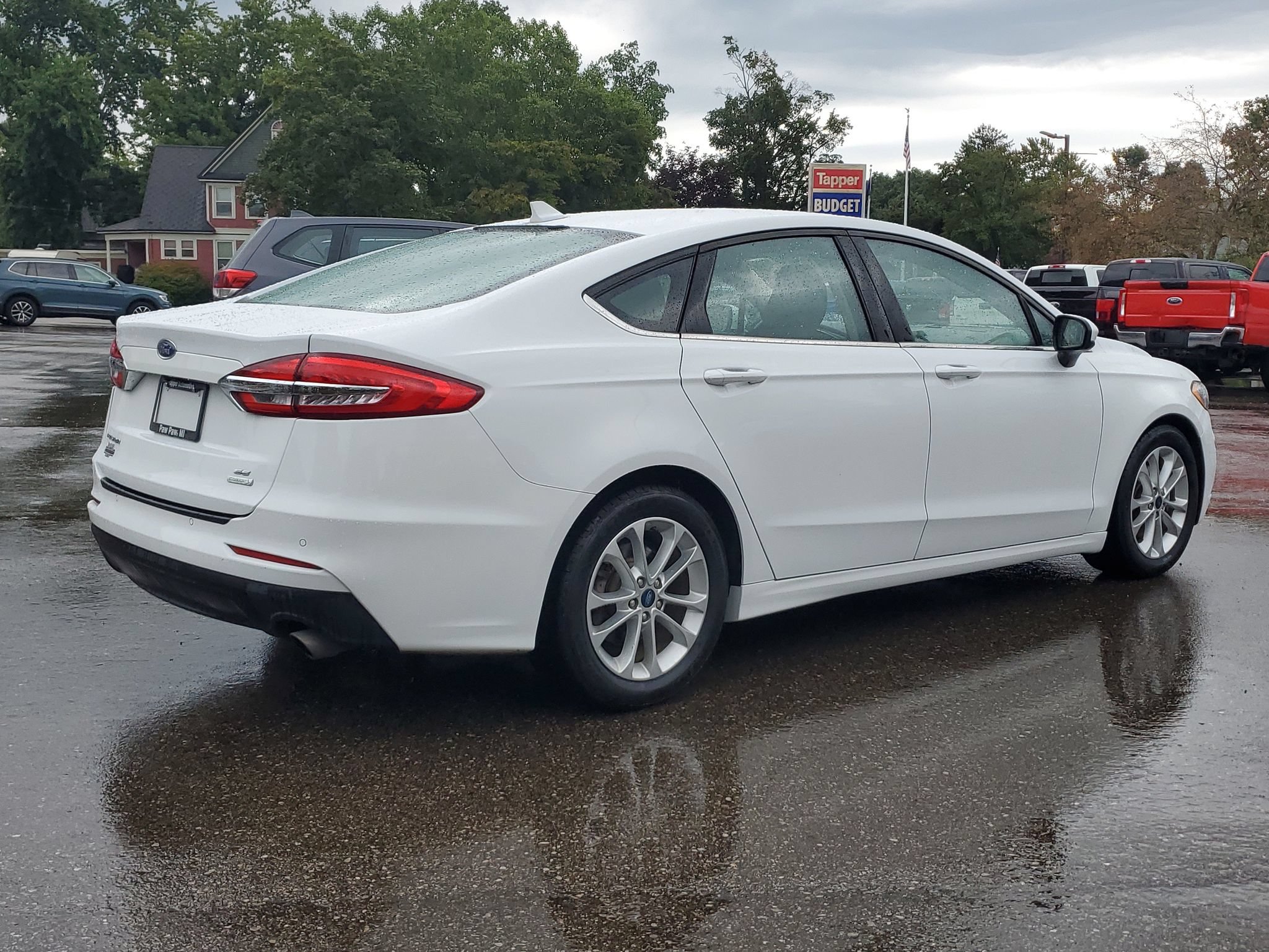 Used 2019 Ford Fusion SE FWD image 4