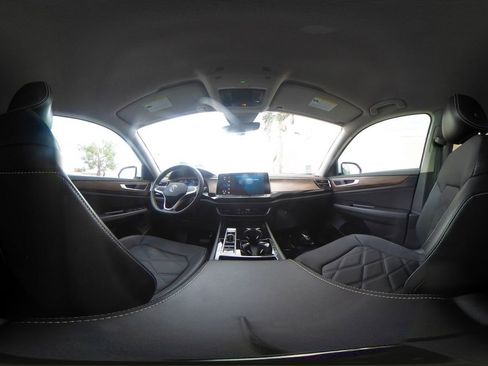 Used 2025 Volkswagen Atlas SE image 43