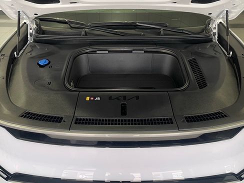 Used 2025 Kia EV9 Land w/ Towing Package image 21