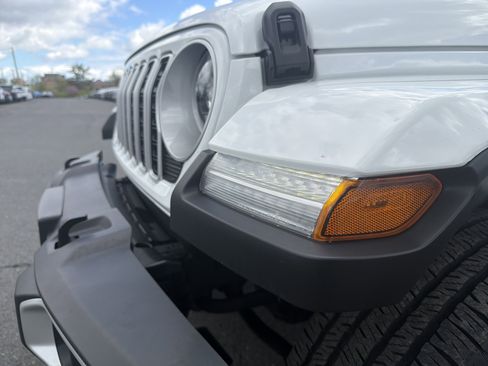 Used 2025 Jeep Wrangler Sahara AWD/4WD image 10
