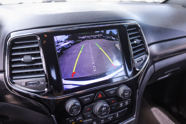 Used 2020 Jeep Grand Cherokee Laredo AWD/4WD image 38