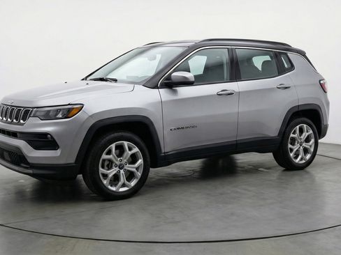 Used 2025 Jeep Compass Latitude AWD/4WD image 3