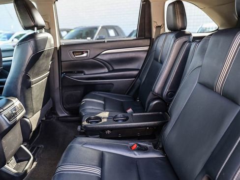 Used 2017 Toyota Highlander SE w/ Carpet Mat Package AWD/4WD image 16