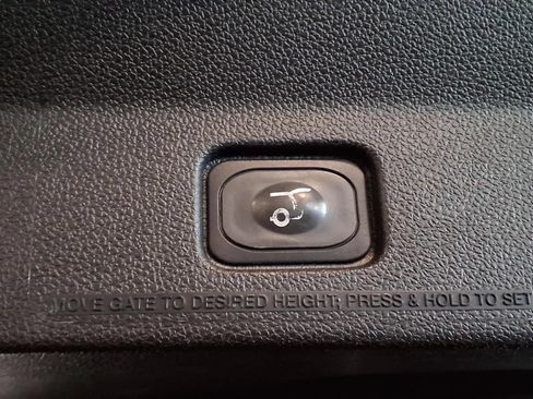 Used 2018 Ford Explorer XLT w/ Equipment Group 202A AWD/4WD image 8