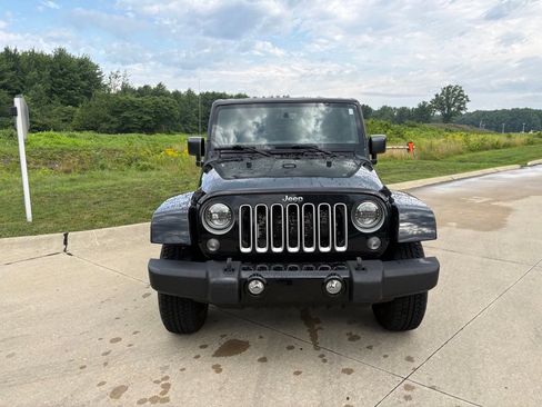 Used 2017 Jeep Wrangler Unlimited Sahara AWD/4WD image 12