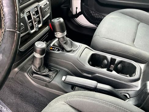 Used 2020 Jeep Wrangler Unlimited Sahara image 16