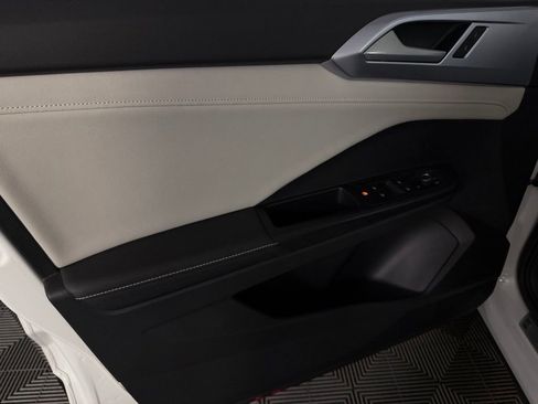 Used 2025 Volkswagen Taos SE w/ Panoramic Sunroof Package image 24