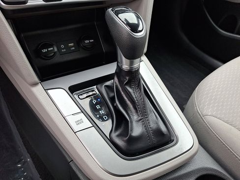 Used 2020 Hyundai Elantra SE FWD image 18