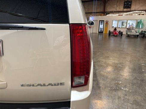 Used 2010 Cadillac Escalade ESV Premium AWD/4WD image 36