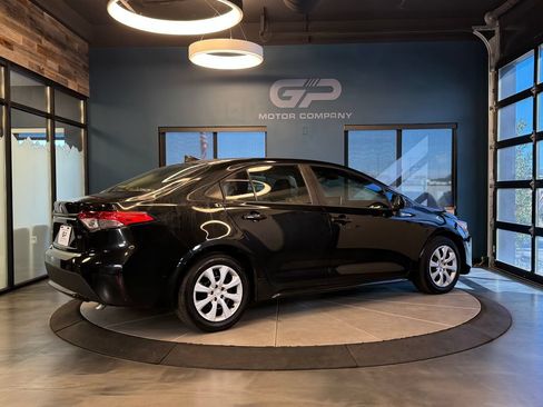 Used 2020 Toyota Corolla LE FWD image 3