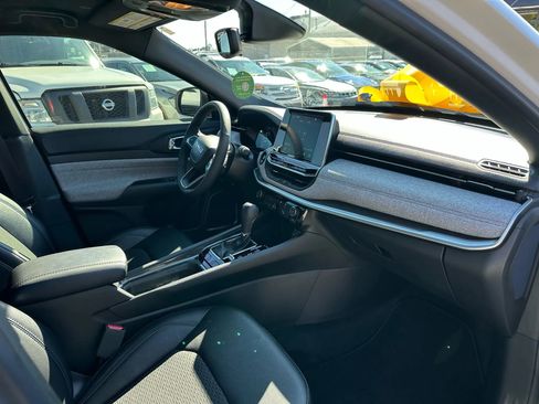 Used 2025 Jeep Compass Latitude image 12