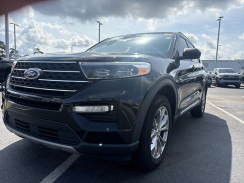 Used 2023 Ford Explorer XLT w/ Equipment Group 202A AWD/4WD image 5