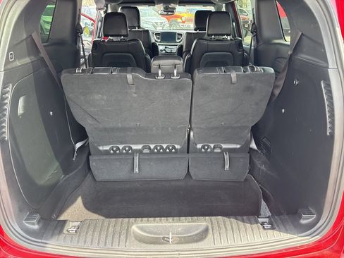 Used 2025 Chrysler Pacifica Select FWD image 18
