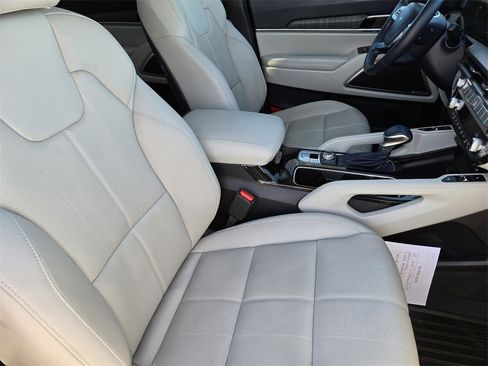 Used 2023 Kia Telluride EX w/ EX Captain's Chair Package image 19